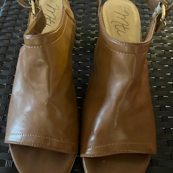 Leather Block-heel Sandals - Picture 2 of 4